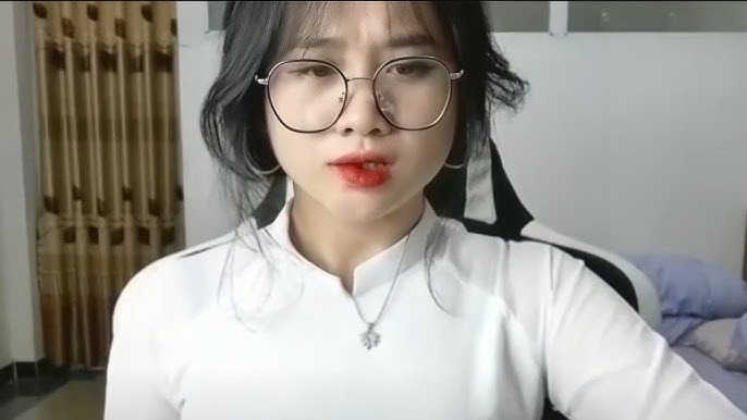 Anna Gấu livestream cởi hết đồ cho cả nước xem